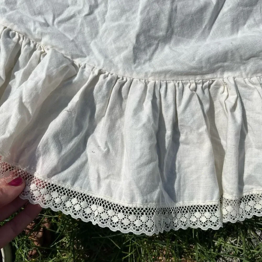 VTG Ruffled Lace Round Tablecloth Cottagecore Farmhouse Romantic Cottage Chic